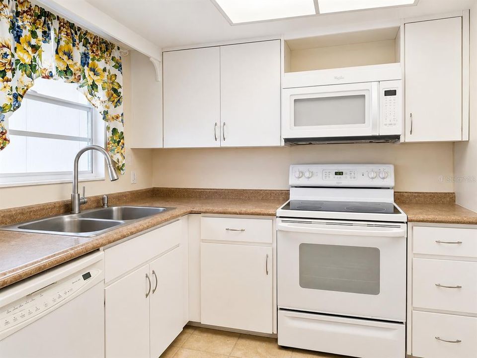For Sale: $140,000 (2 beds, 2 baths, 1044 Square Feet)