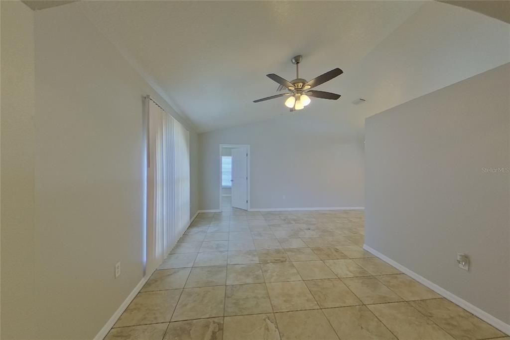 В аренду: $1,899 (4 спален, 2 ванн, 1781 Квадратных фут)