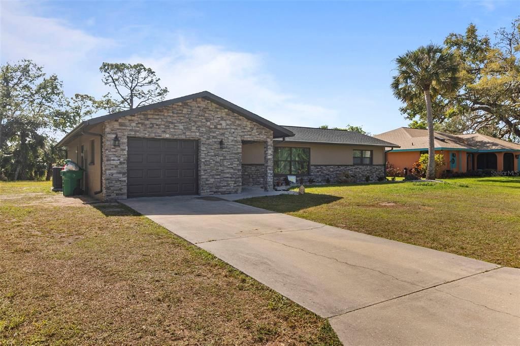 For Sale: $349,000 (2 beds, 2 baths, 1522 Square Feet)