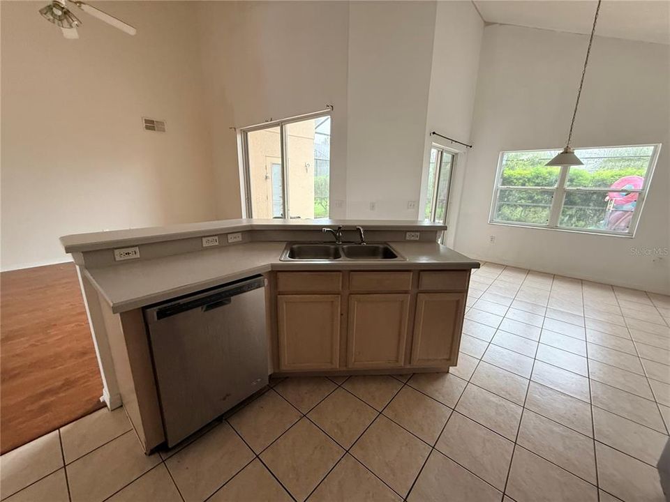 В аренду: $3,200 (5 спален, 3 ванн, 2677 Квадратных фут)