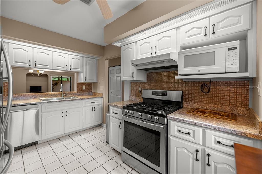 For Sale: $275,000 (3 beds, 2 baths, 1453 Square Feet)