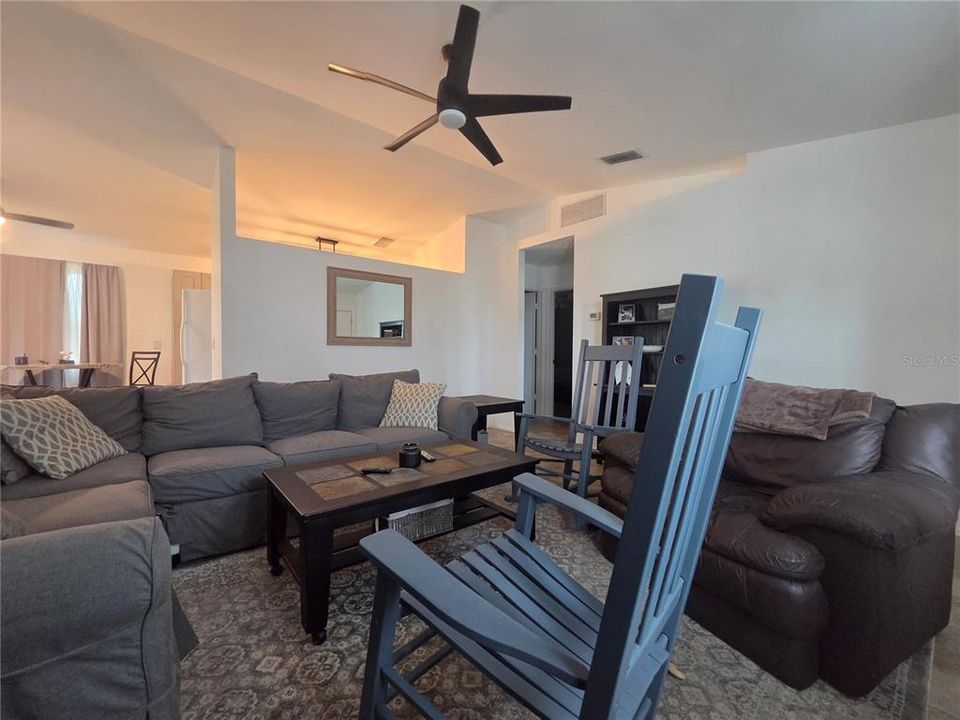 For Sale: $229,900 (2 beds, 2 baths, 946 Square Feet)