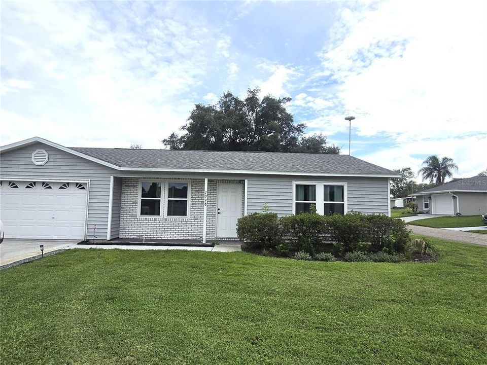 For Sale: $229,900 (2 beds, 2 baths, 946 Square Feet)