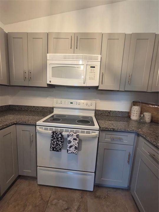 For Sale: $229,900 (2 beds, 2 baths, 946 Square Feet)