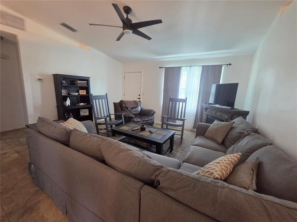 For Sale: $229,900 (2 beds, 2 baths, 946 Square Feet)
