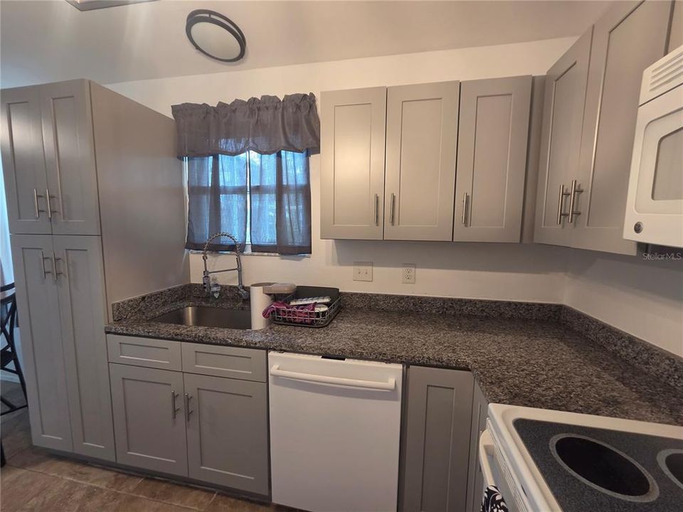 For Sale: $229,900 (2 beds, 2 baths, 946 Square Feet)