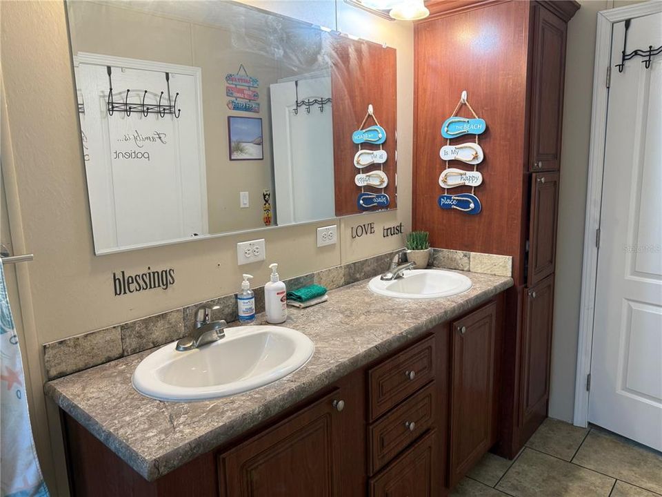 For Sale: $340,000 (4 beds, 2 baths, 1560 Square Feet)