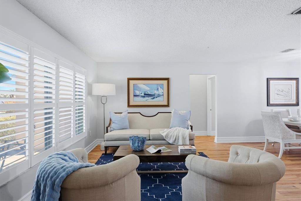En Venta: $425,000 (3 camas, 2 baños, 1956 Pies cuadrados)