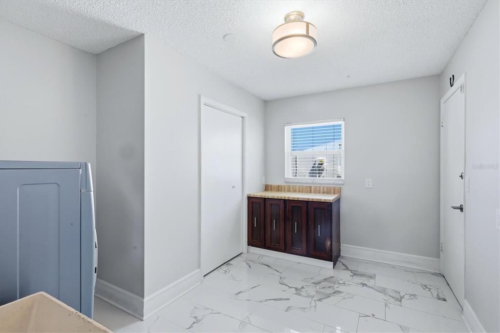 En Venta: $425,000 (3 camas, 2 baños, 1956 Pies cuadrados)