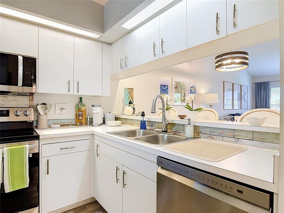 For Sale: $239,000 (1 beds, 1 baths, 820 Square Feet)