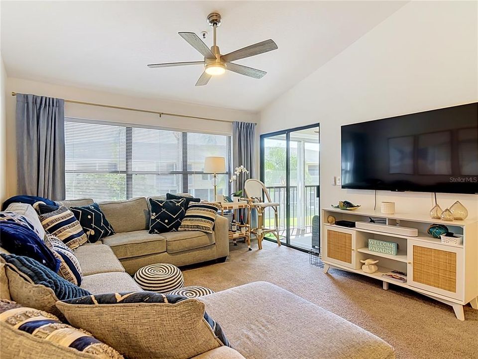 For Sale: $239,000 (1 beds, 1 baths, 820 Square Feet)
