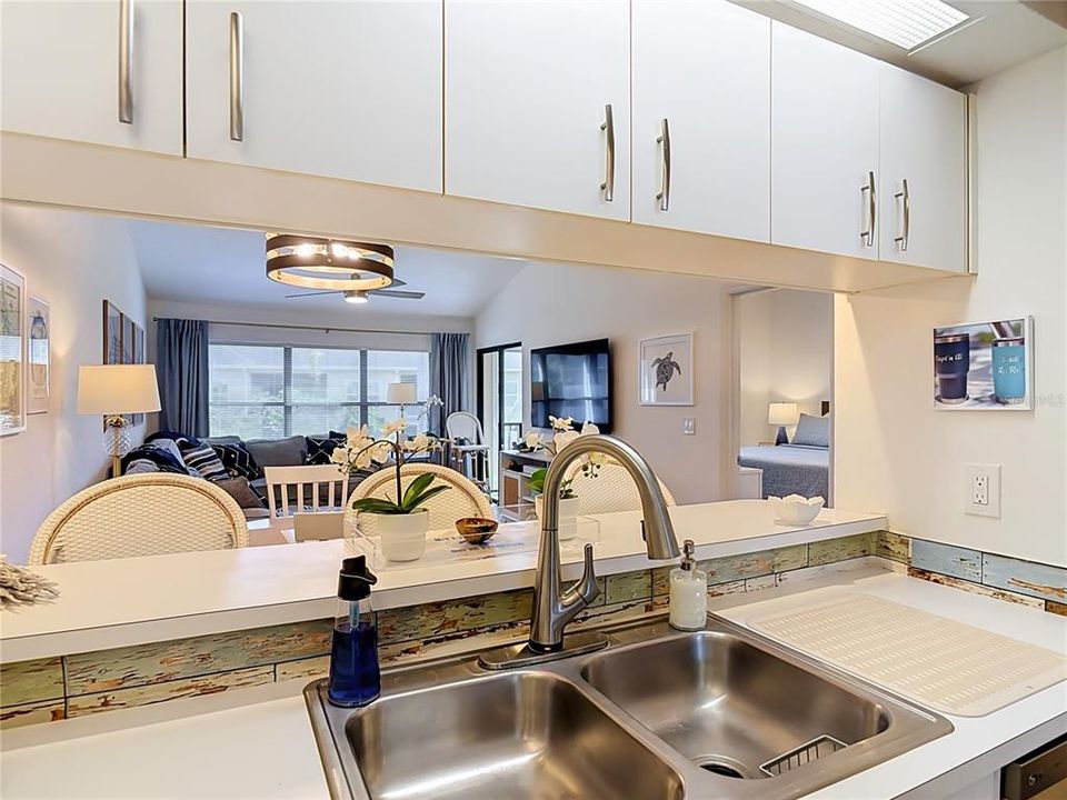 For Sale: $239,000 (1 beds, 1 baths, 820 Square Feet)