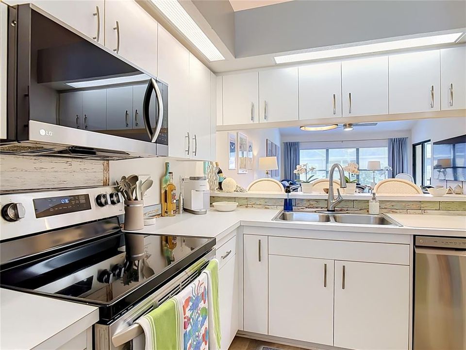 For Sale: $239,000 (1 beds, 1 baths, 820 Square Feet)