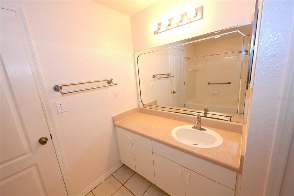 В аренду: $2,300 (2 спален, 2 ванн, 1209 Квадратных фут)
