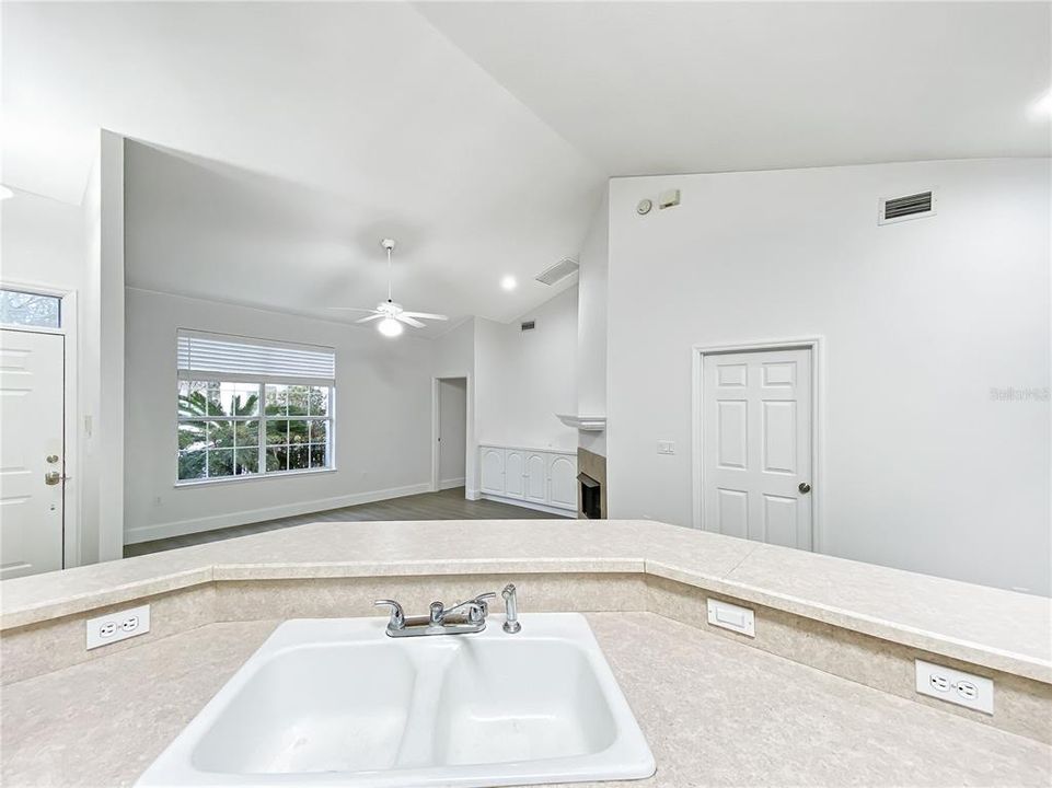 For Sale: $325,000 (3 beds, 2 baths, 1195 Square Feet)