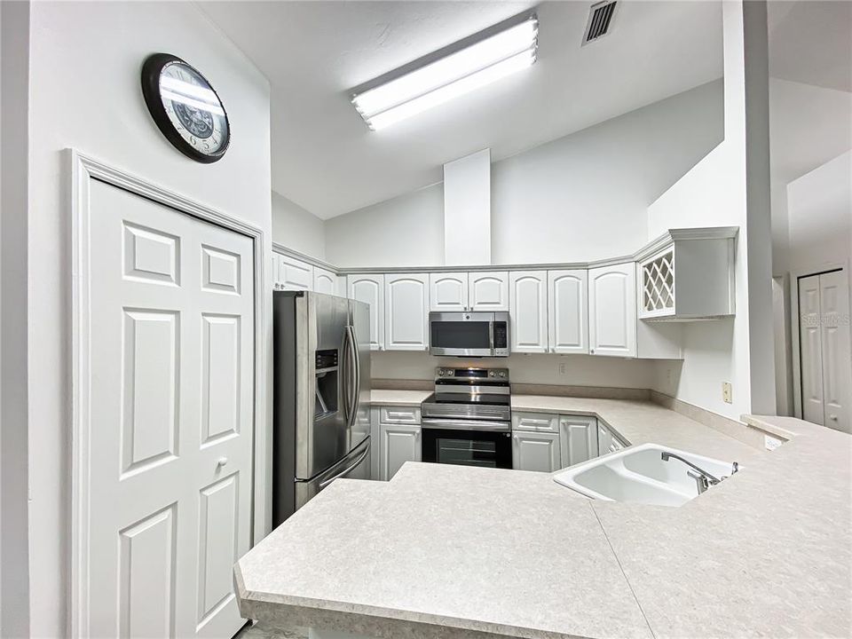 For Sale: $325,000 (3 beds, 2 baths, 1195 Square Feet)