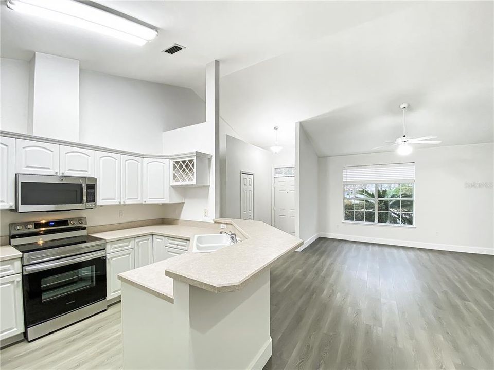 For Sale: $325,000 (3 beds, 2 baths, 1195 Square Feet)