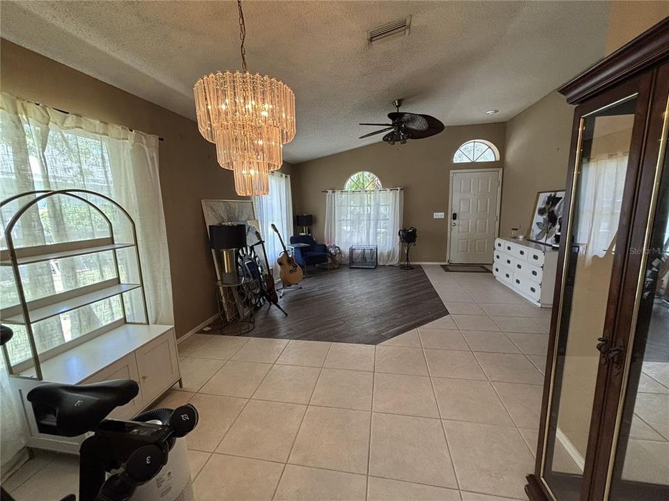 Activo con contrato: $425,000 (4 camas, 2 baños, 1854 Pies cuadrados)