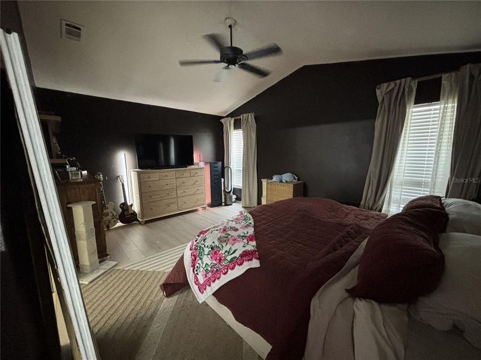 Activo con contrato: $425,000 (4 camas, 2 baños, 1854 Pies cuadrados)