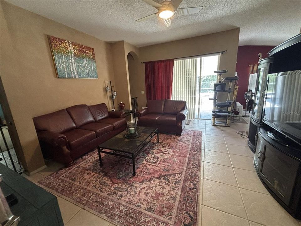 Activo con contrato: $425,000 (4 camas, 2 baños, 1854 Pies cuadrados)