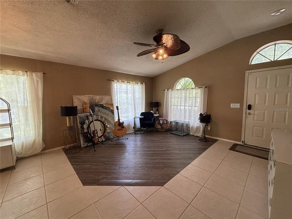 Activo con contrato: $425,000 (4 camas, 2 baños, 1854 Pies cuadrados)