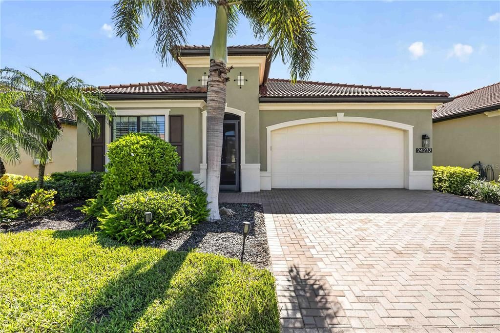 For Sale: $885,000 (3 beds, 3 baths, 2386 Square Feet)