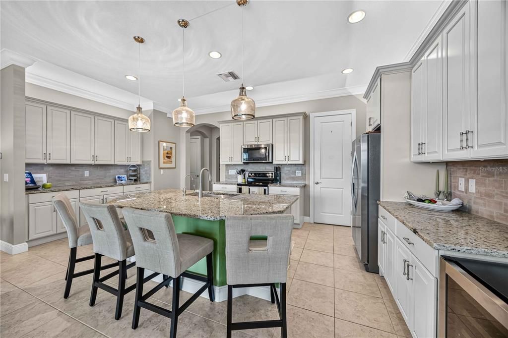 For Sale: $885,000 (3 beds, 3 baths, 2386 Square Feet)