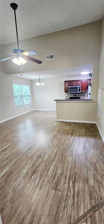 For Rent: $1,400 (1 beds, 1 baths, 674 Square Feet)