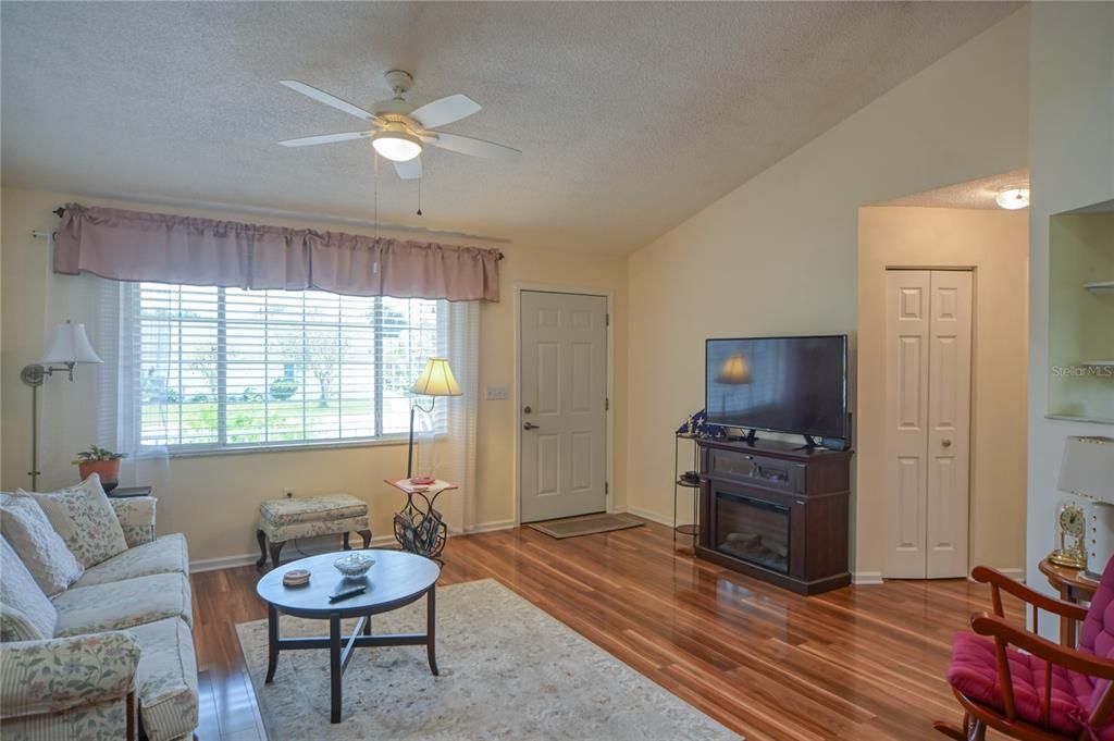 For Sale: $224,900 (2 beds, 2 baths, 1314 Square Feet)