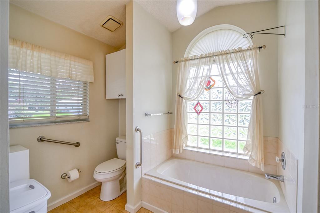 For Sale: $224,900 (2 beds, 2 baths, 1314 Square Feet)