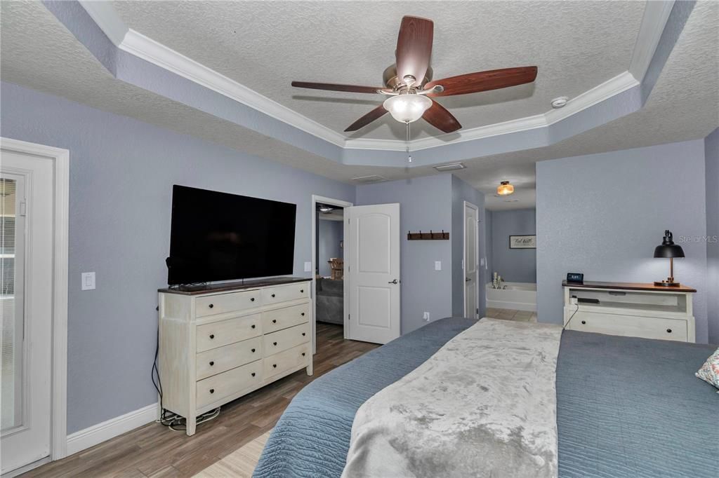 For Sale: $392,500 (4 beds, 2 baths, 2374 Square Feet)