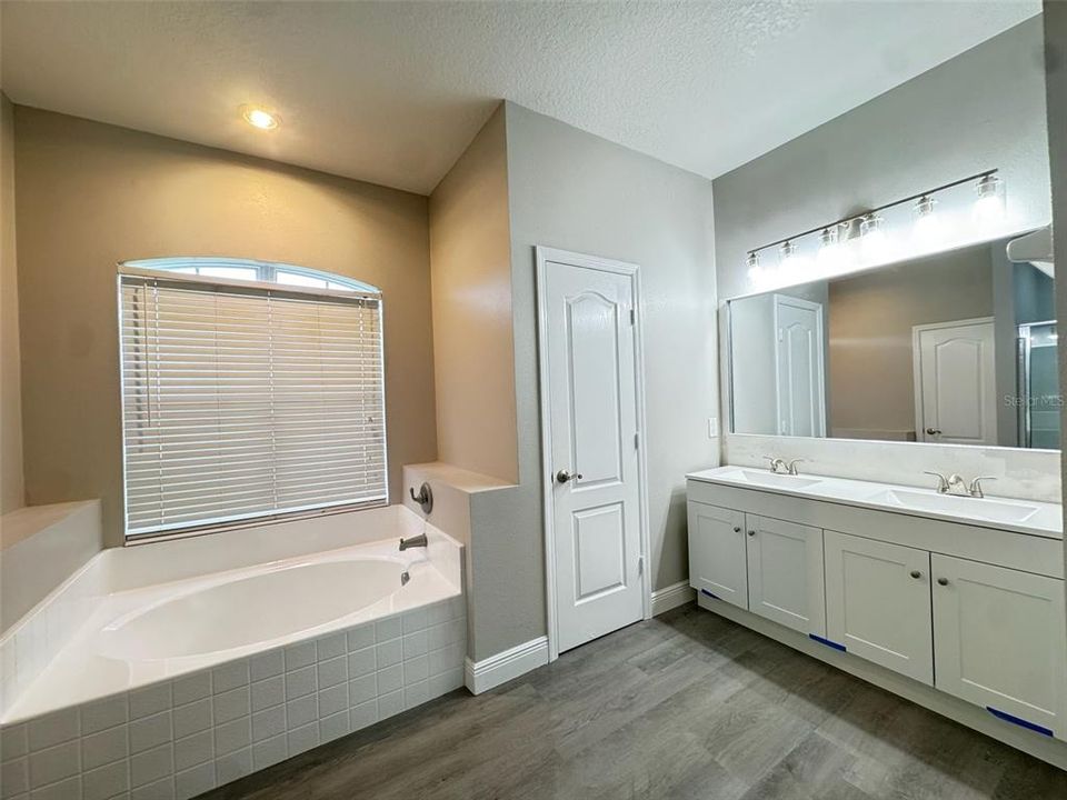 For Sale: $450,000 (5 beds, 2 baths, 2800 Square Feet)