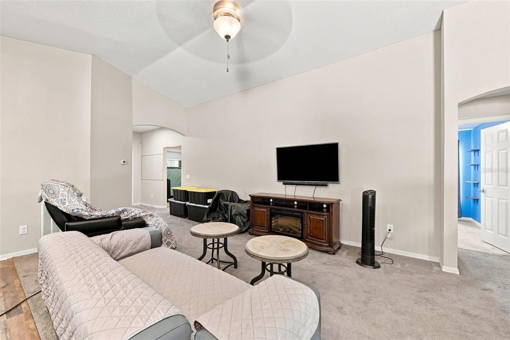 На продажу: $335,000 (4 спален, 2 ванн, 1768 Квадратных фут)