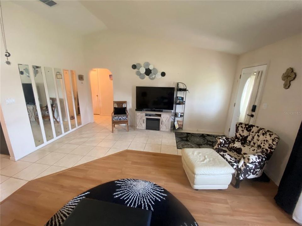For Sale: $249,900 (2 beds, 2 baths, 1249 Square Feet)