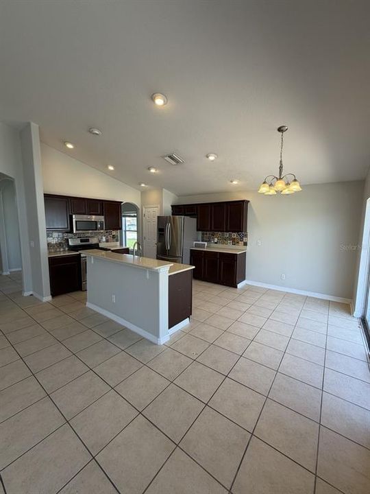 En Venta: $369,900 (4 camas, 3 baños, 2070 Pies cuadrados)