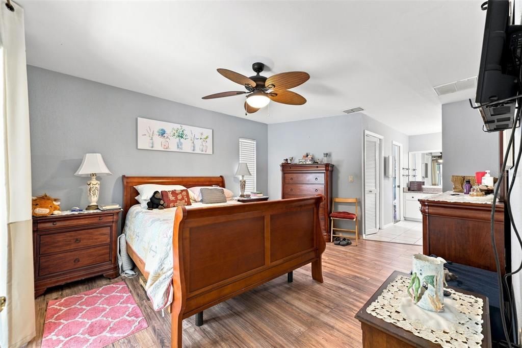 For Sale: $335,000 (3 beds, 2 baths, 1659 Square Feet)