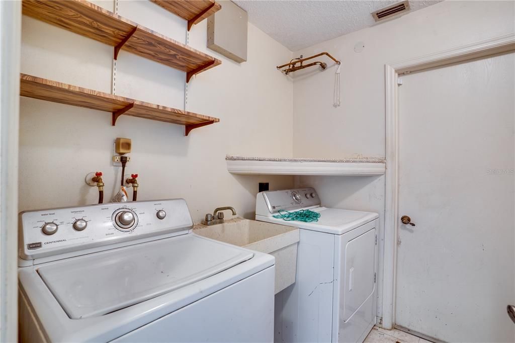 Activo con contrato: $449,000 (3 camas, 2 baños, 2034 Pies cuadrados)