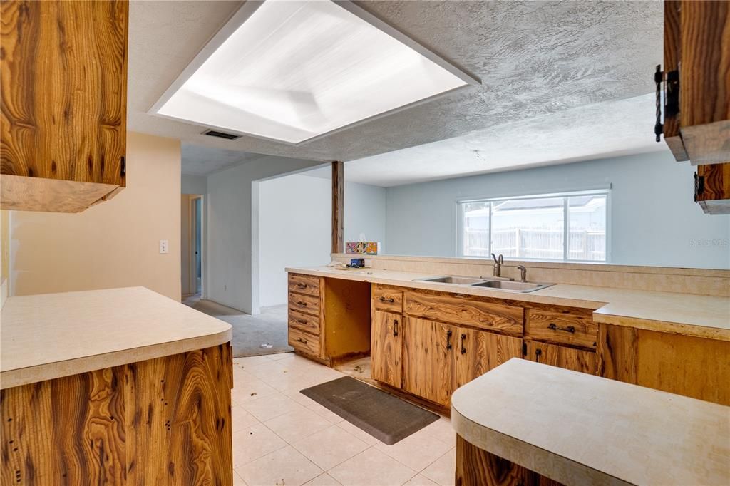 Activo con contrato: $449,000 (3 camas, 2 baños, 2034 Pies cuadrados)