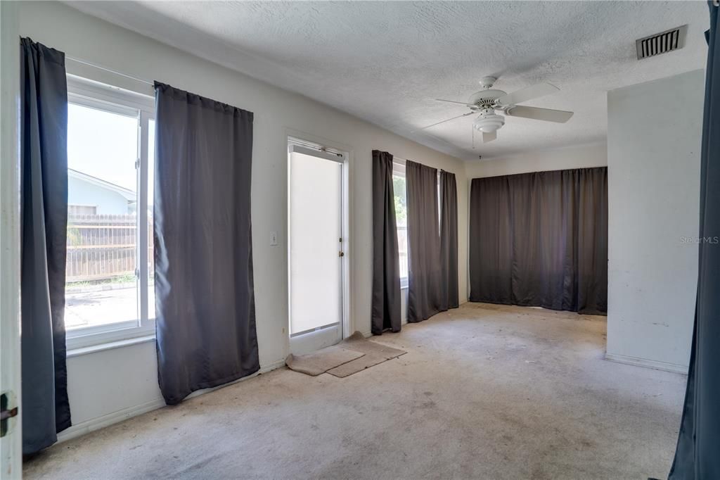 Activo con contrato: $449,000 (3 camas, 2 baños, 2034 Pies cuadrados)