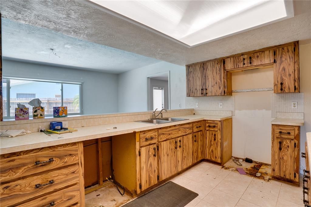 Activo con contrato: $449,000 (3 camas, 2 baños, 2034 Pies cuadrados)