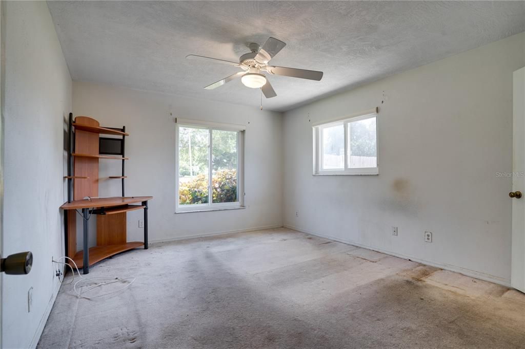 Activo con contrato: $449,000 (3 camas, 2 baños, 2034 Pies cuadrados)