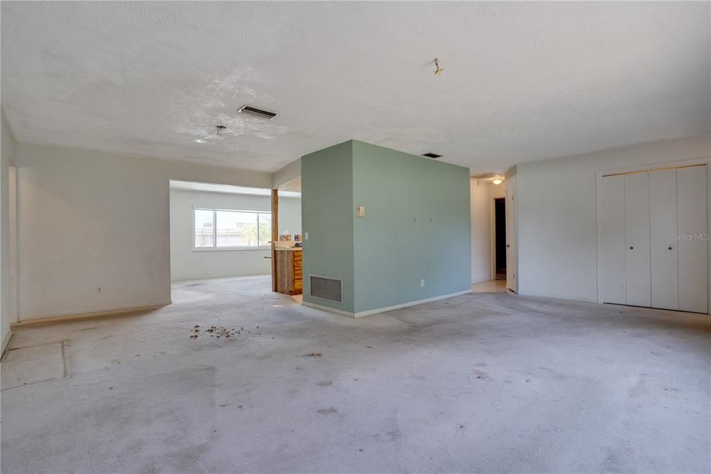 Activo con contrato: $449,000 (3 camas, 2 baños, 2034 Pies cuadrados)