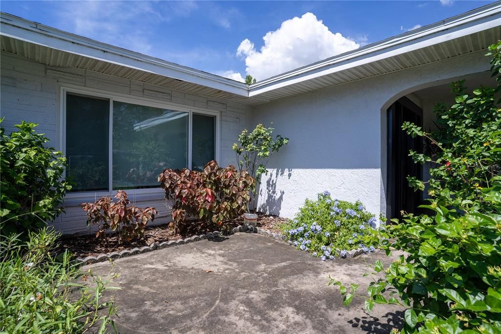 Activo con contrato: $449,000 (3 camas, 2 baños, 2034 Pies cuadrados)
