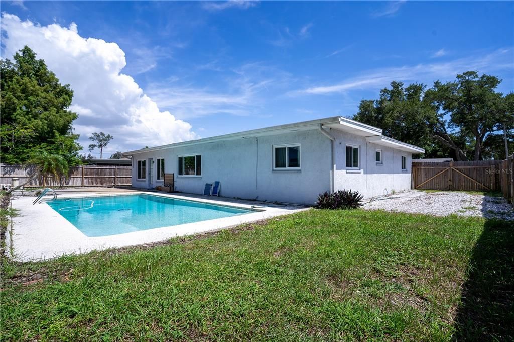 Activo con contrato: $449,000 (3 camas, 2 baños, 2034 Pies cuadrados)