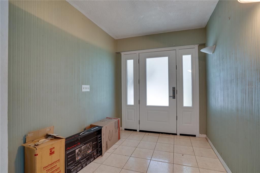 Activo con contrato: $449,000 (3 camas, 2 baños, 2034 Pies cuadrados)