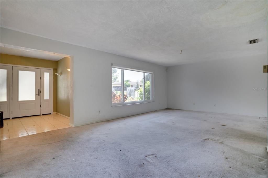 Activo con contrato: $449,000 (3 camas, 2 baños, 2034 Pies cuadrados)