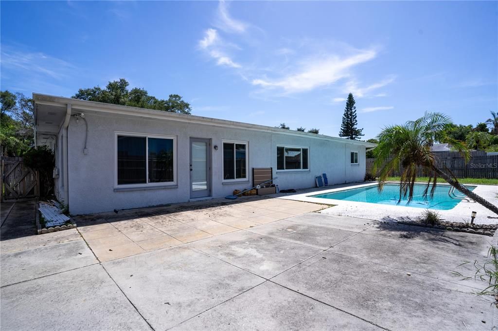 Activo con contrato: $449,000 (3 camas, 2 baños, 2034 Pies cuadrados)
