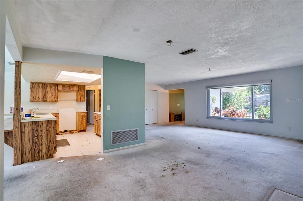 Activo con contrato: $449,000 (3 camas, 2 baños, 2034 Pies cuadrados)