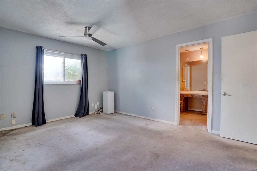 Activo con contrato: $449,000 (3 camas, 2 baños, 2034 Pies cuadrados)