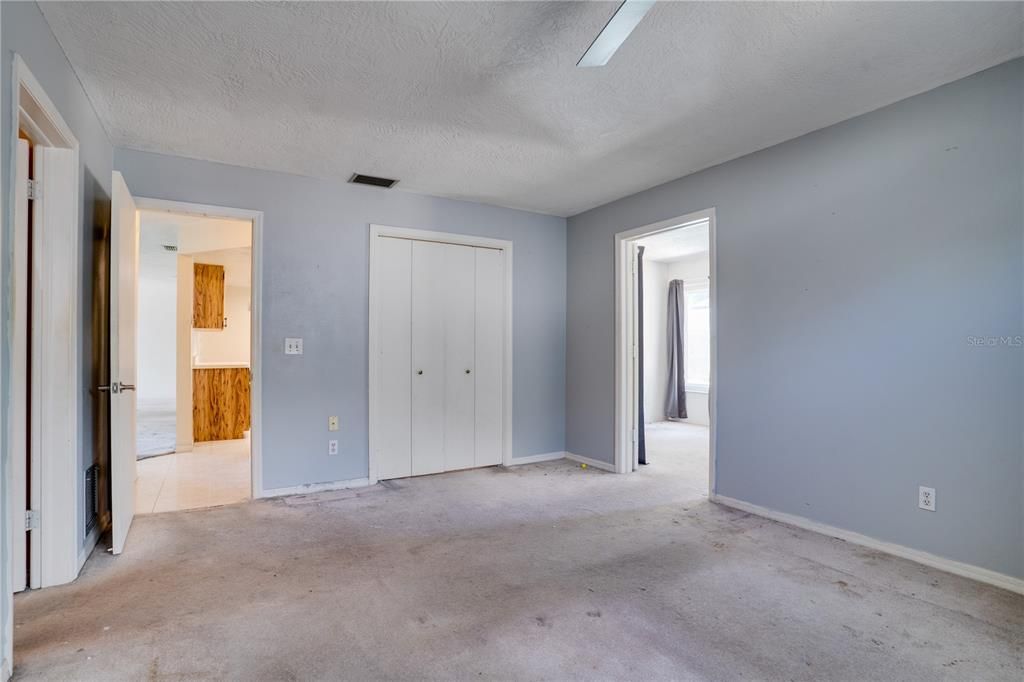 Activo con contrato: $449,000 (3 camas, 2 baños, 2034 Pies cuadrados)